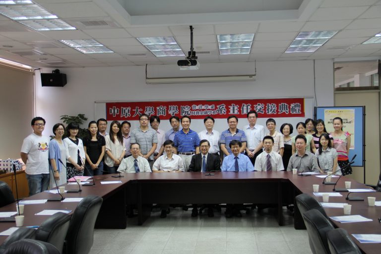Read more about the article 100學年度商學院新舊任系主任交接典禮