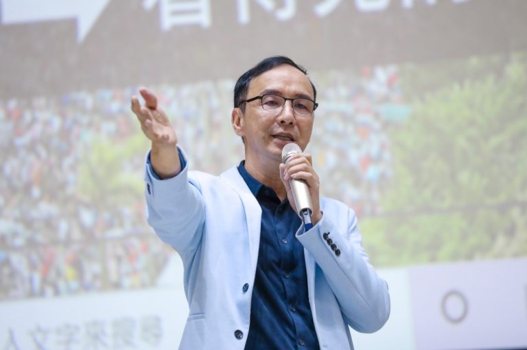 Read more about the article 【商學院週會】 朱立倫蒞中原大學演講 剖析政經環境 跟大學生談「錢怎麼用？」