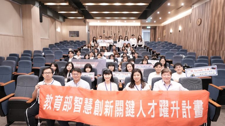 Read more about the article 第三屆全國商務大數據創新競賽圓滿落幕　中原大學資管系勇奪冠軍 展現數據實戰與創新實力